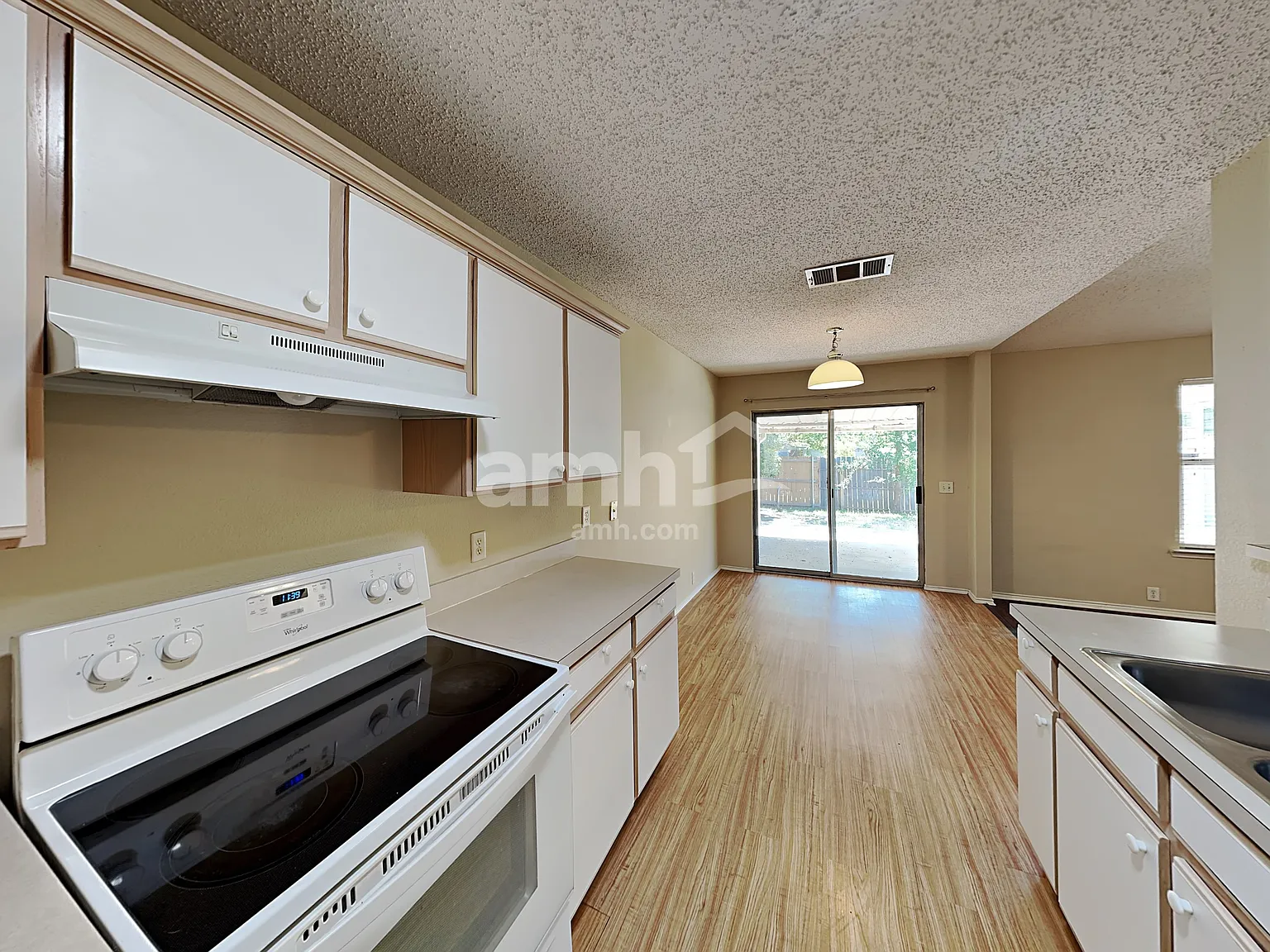4 bed, 2.0 bath, 1467 sqft, $2,325 — Photo 4