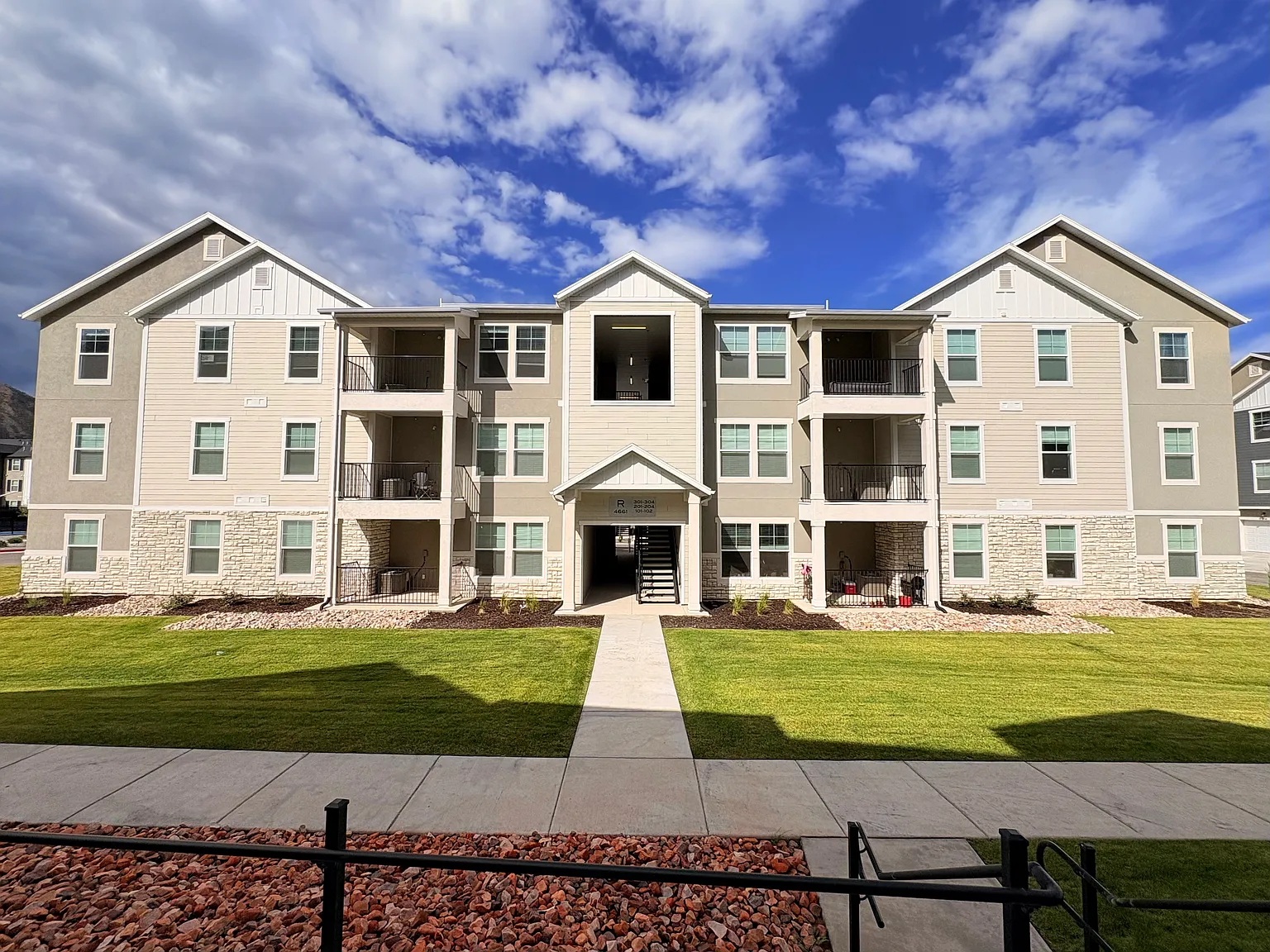 3 bed, 1272 sqft, $1,850 — Photo 2