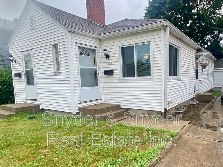 1093 N Main St — Photo 1