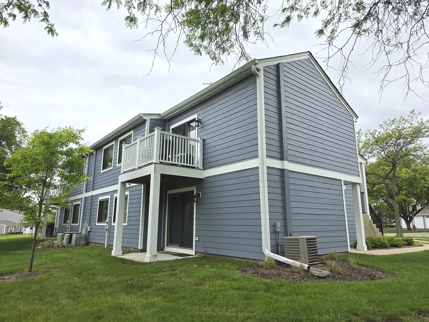2 bed, 1000 sqft, $2,050 — Photo 2