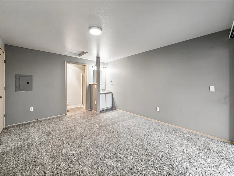 Oak Park Village Apartments — Photo 15