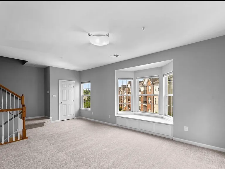 1604 Hardwick Ct — Photo 4