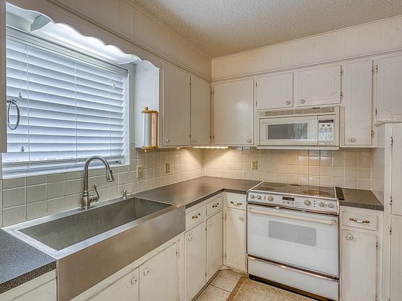 3rd image of 4317 River Oaks Drive