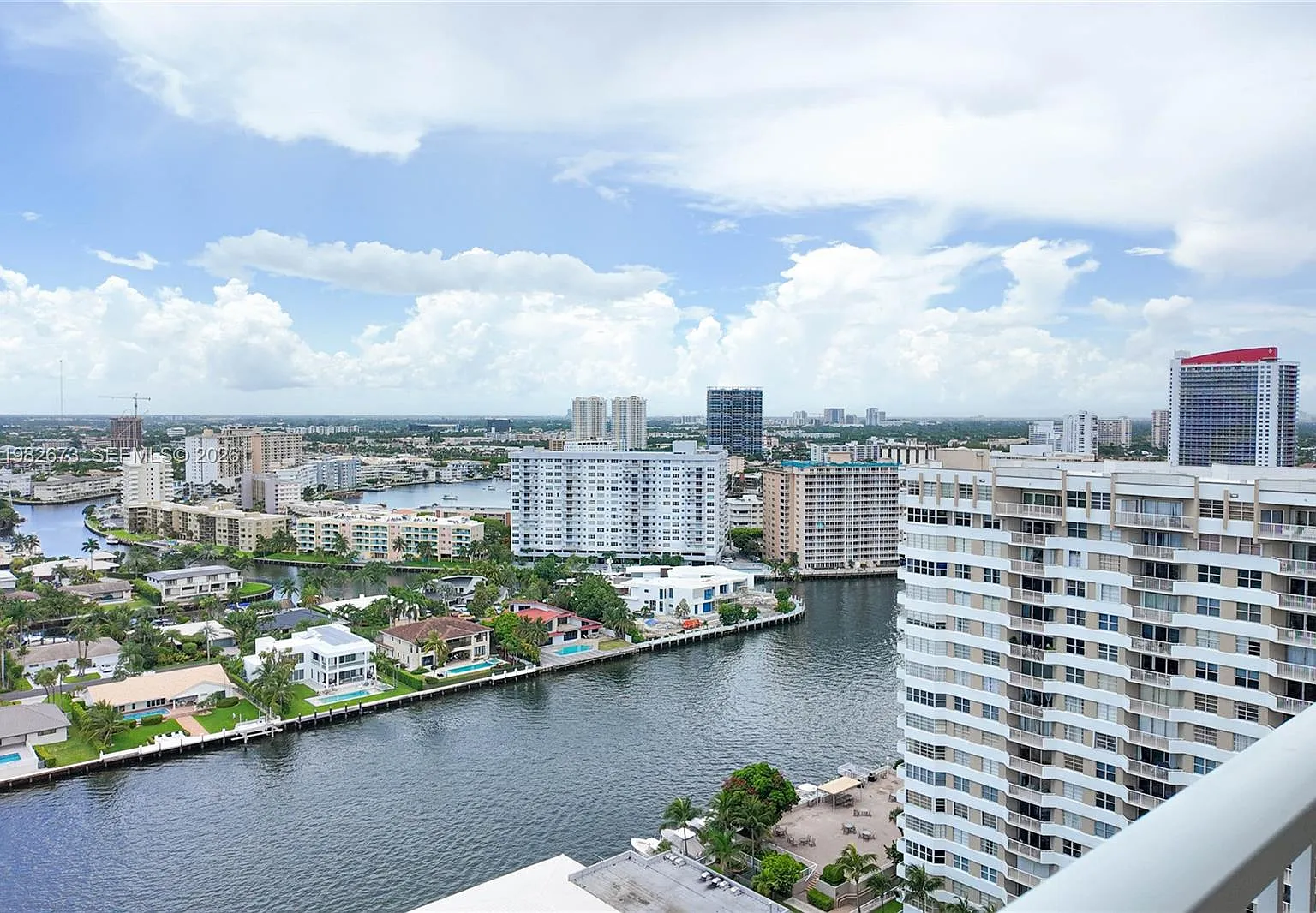 Hemispheres Condo — Photo 4