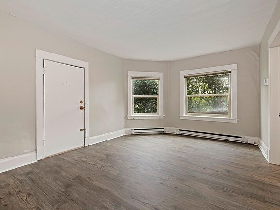 4th image of 1012 Queen Anne Ave N