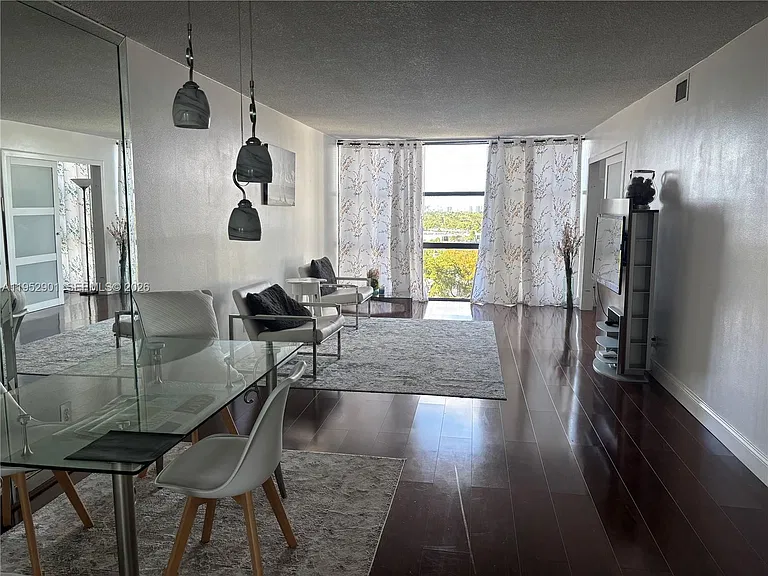 800 Parkview Dr #823 — Photo 6