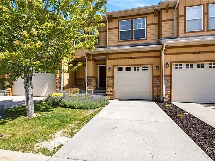 2113 E Glamis Ct — Photo 2
