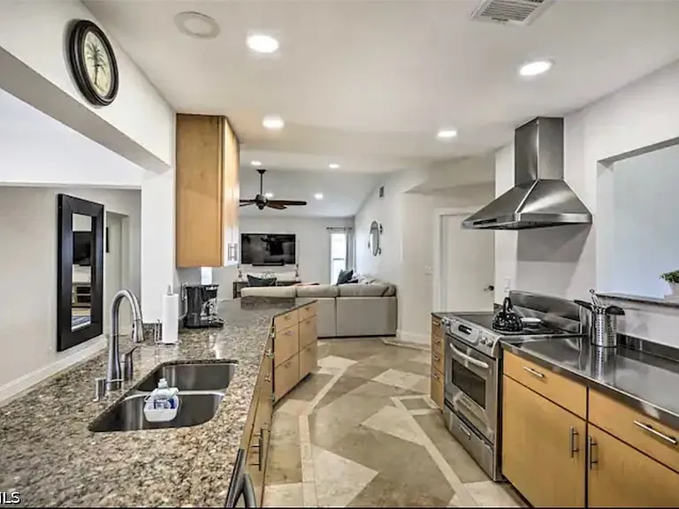 2806 SW 38th Ter — Photo 9