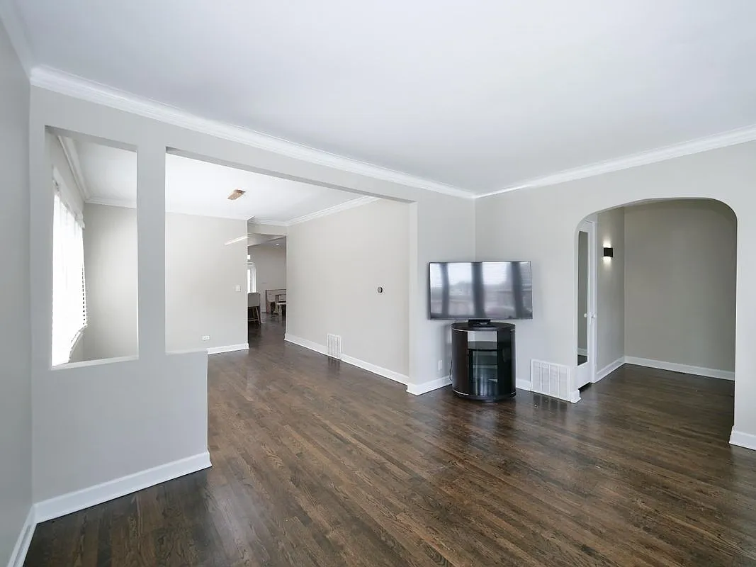 5 bed, 3.0 bath, 3100 sqft, $4,995 — Photo 2