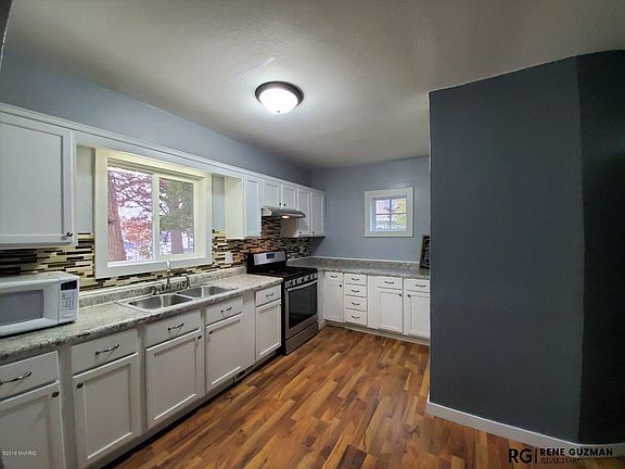 4th image of 1409 N Ave NE