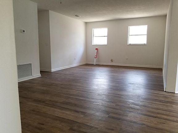 4th image of 920 SE 19th Ter