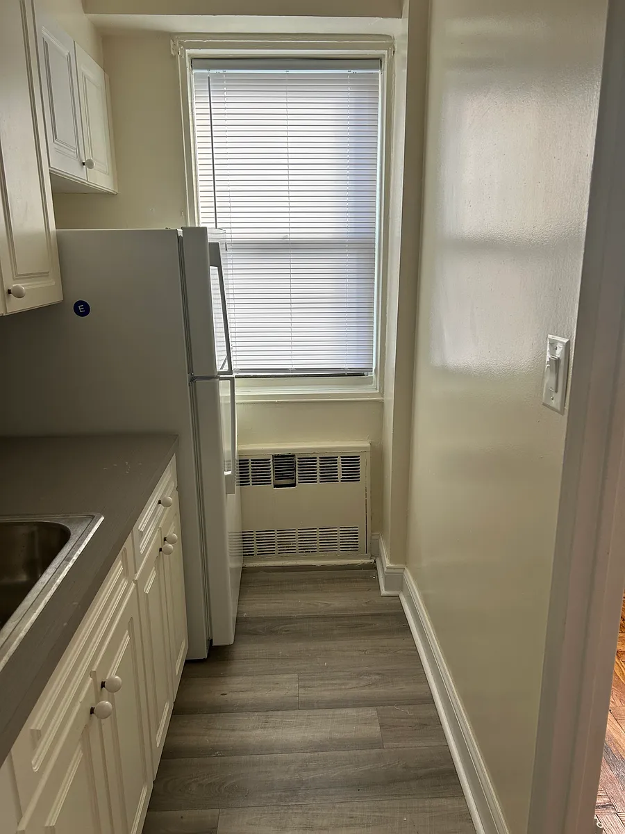 Building Photo - 2034 Cropsey Ave #6D