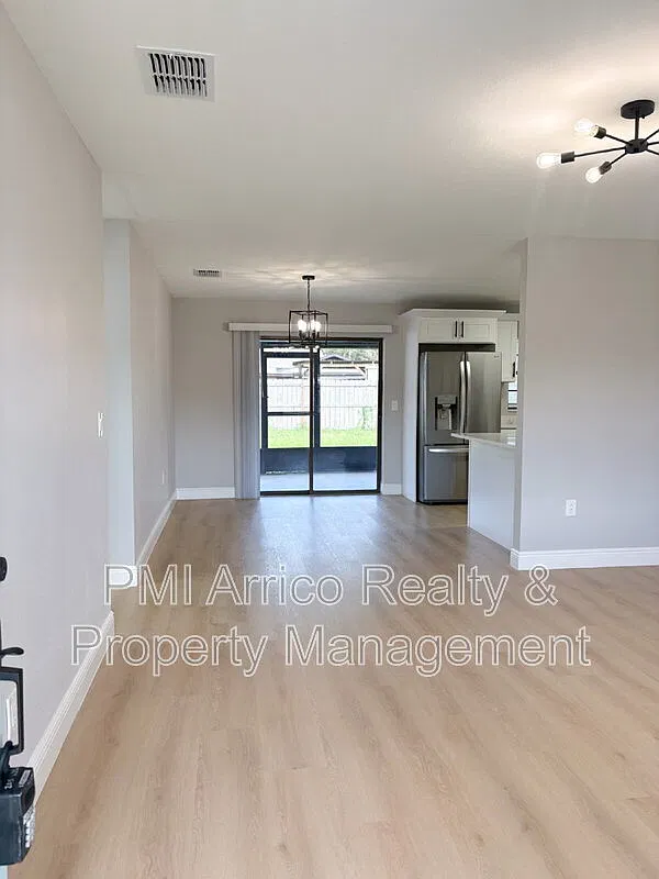 3 bed, 2.0 bath, 1184 sqft, $2,195 — Photo 3