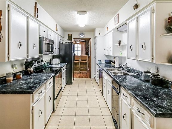 4th image of 3207 Vernon Dr