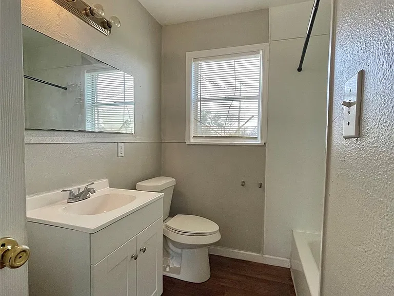 327 W 7th St — Photo 9