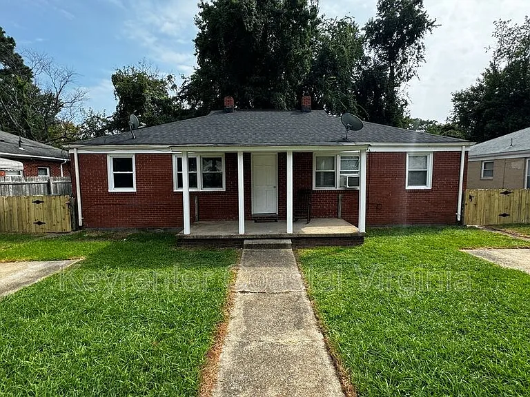 211 Rogers Ave #B — Photo 1