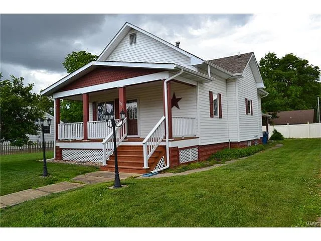 308 E Maple St photo 1
