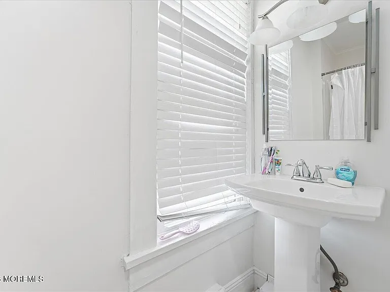 496 W Park Ave — Photo 16