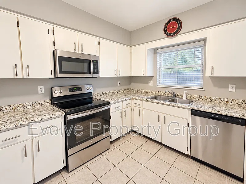 3 bed, 2.0 bath, 1196 sqft, $1,750 — Photo 3