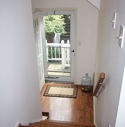 Foyer w/ vaulted ceiling