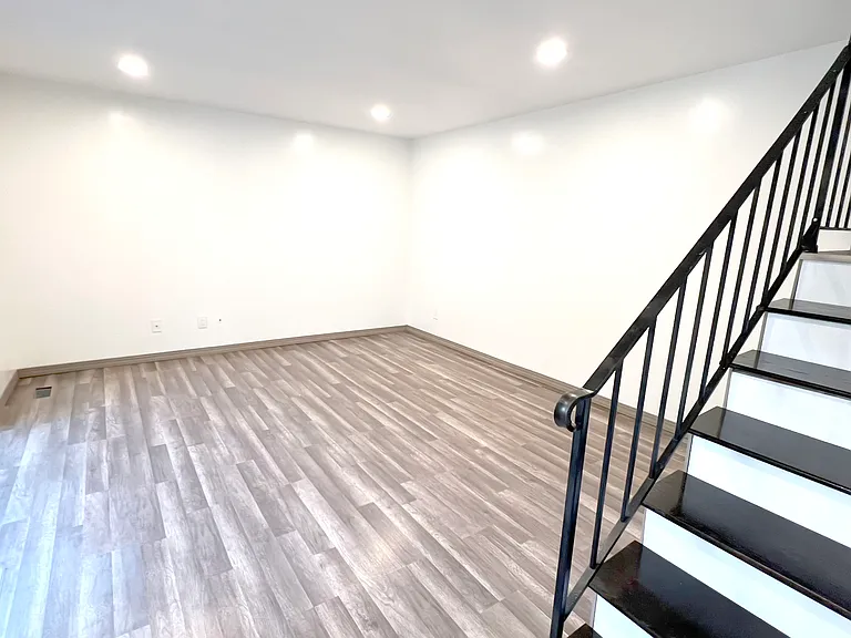 7694 Dunmore Rd — Photo 4