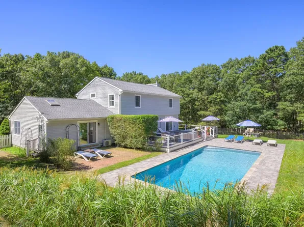 6 Hildreth Rd E, Hampton Bays, NY 11946