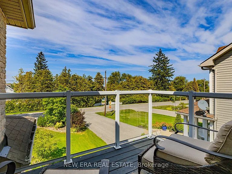 1031 Lake Dr N #UPPER — Photo 32