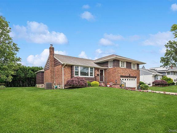 2nd image of 952 Roxbury Drive
