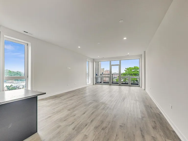 815 N Richmond St #301 — Photo 34