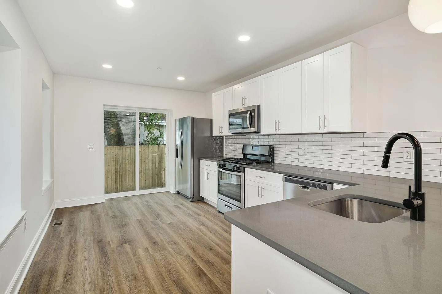 2 bed, 1083 sqft, $1,800 — Photo 1
