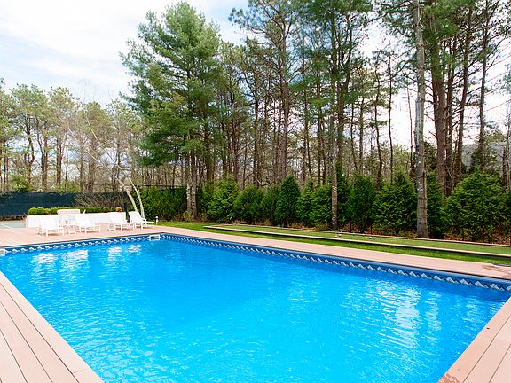 2nd image of 10 Whippoorwill Ct