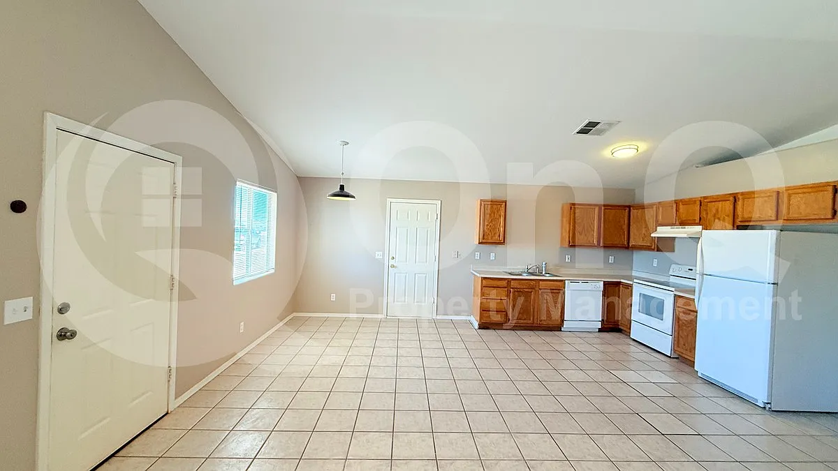 3 bed, 2.0 bath, 1008 sqft, $1,099 — Photo 3