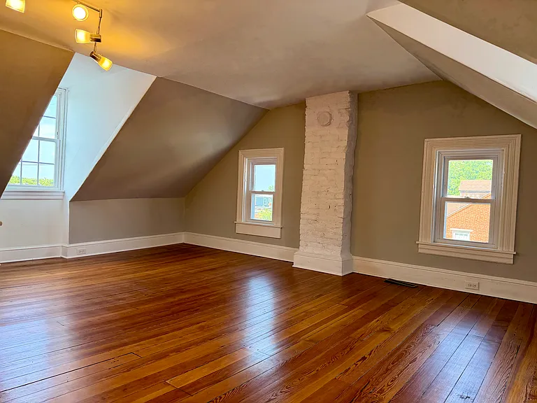 549 E Marion St — Photo 21