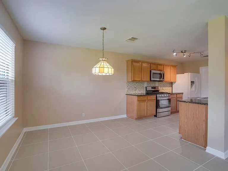 918 Estate Dr — Photo 8