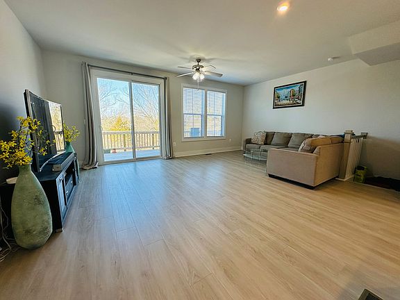 4th image of 594 Hazel Dr #1