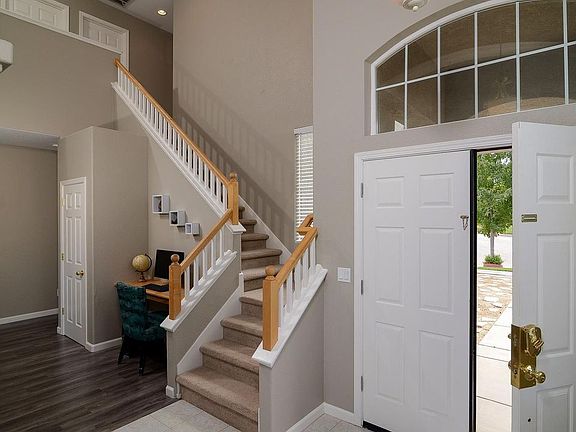4th image of 748 Plum Creek Ct