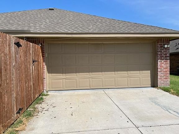 3rd image of 526 Meadowlake Dr