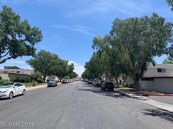 4th image of 215 Greenbriar Townhouse Way