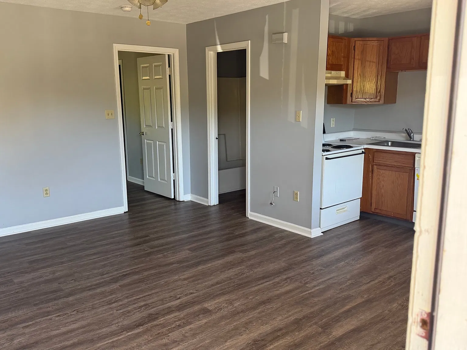 Cozy 1BR/1BA Apartment for Rent in Richmond, KY - Available 10/26, $775/mo with $450 deposit. — Photo 2