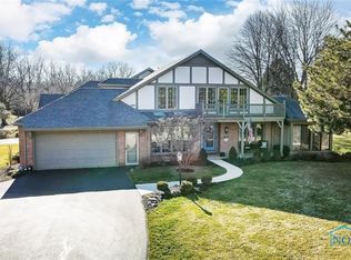 13 Walnut Creek Dr, Holland, OH 43528