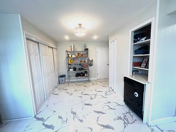 4th image of 223 Pettebone St APT 1