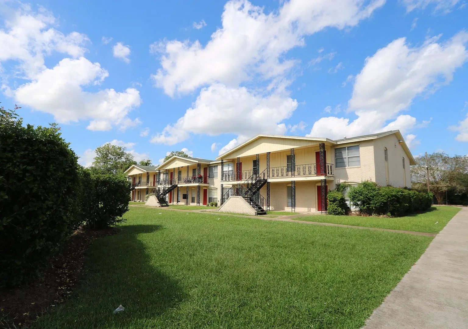 Alpine Circle Condominiums — Photo 2