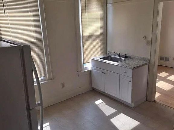 5th image of 2219 S Kinnickinnic Ave