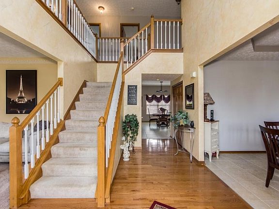 3rd image of 2815 Woods Cres