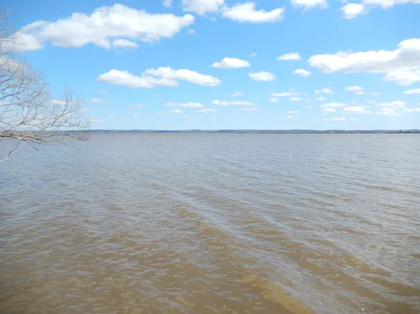 N7487 Lakeshore Dr, Fond Du Lac, WI 54937