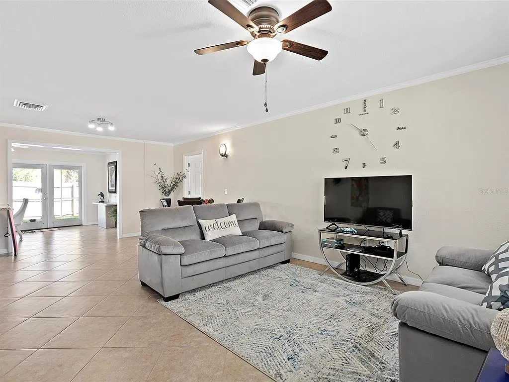 3 bed, 2.0 bath, 1740 sqft, $6,000 — Photo 2