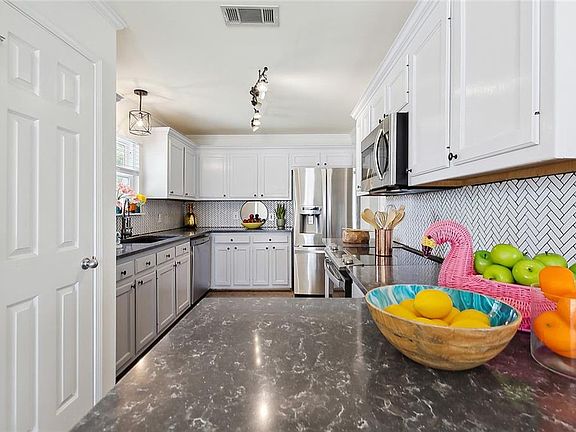4th image of 23662 Parkland Ave