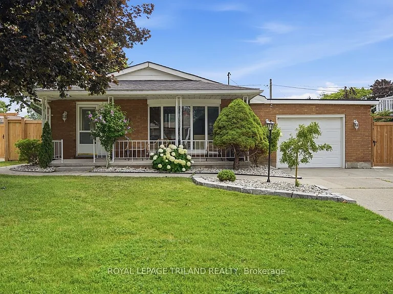 27 Aldborough Ave — Photo 1