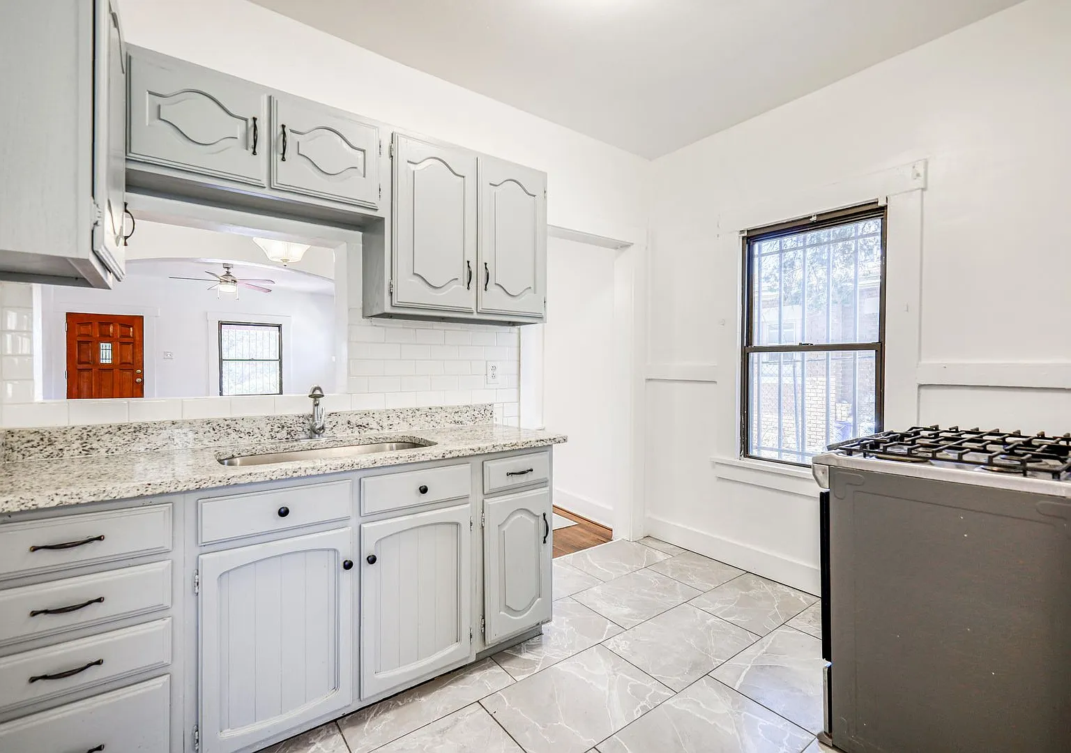 Beautiful completely remodeled 2 bedrooms, 1 bathroom, plus a versatile office, study, or small t... — Photo 4