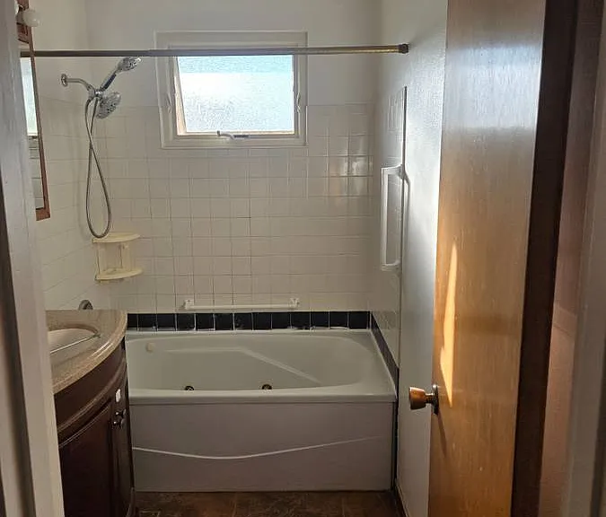 2220 Essex Ln — Photo 4